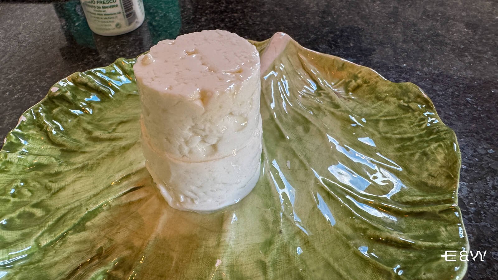 Fresh Madeiran cottage cheese tasting at SantoQueijo