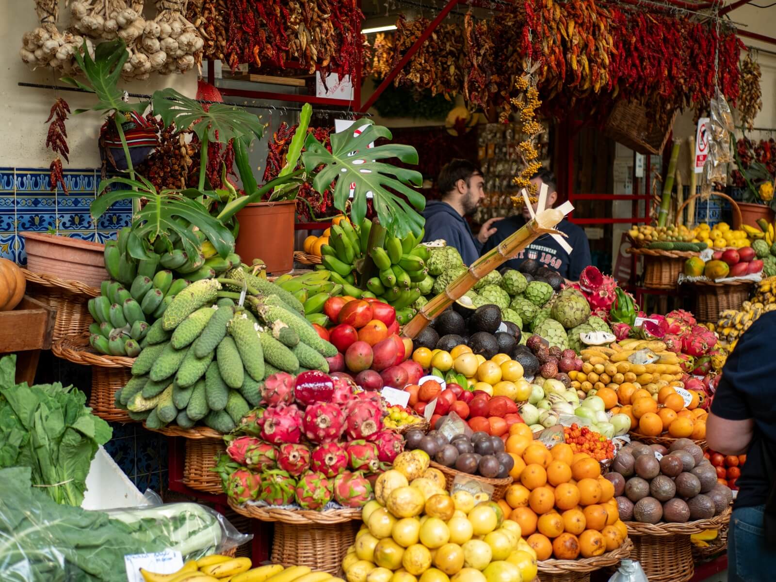 Los Verdaderos Sabores y Belleza Natural de las Islas de Madeira - Frutas tropicales en el mercado de Funchal