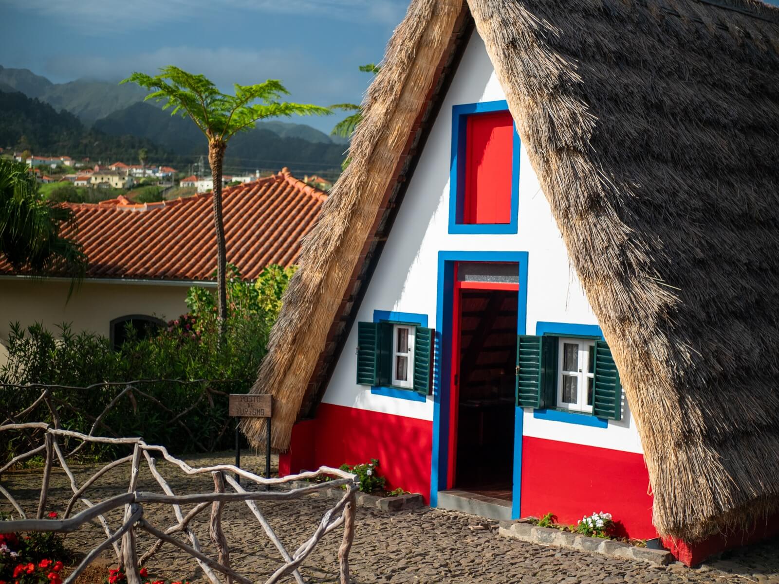 Los Verdaderos Sabores y Belleza Natural de las Islas de Madeira - Casas Típicas Santana