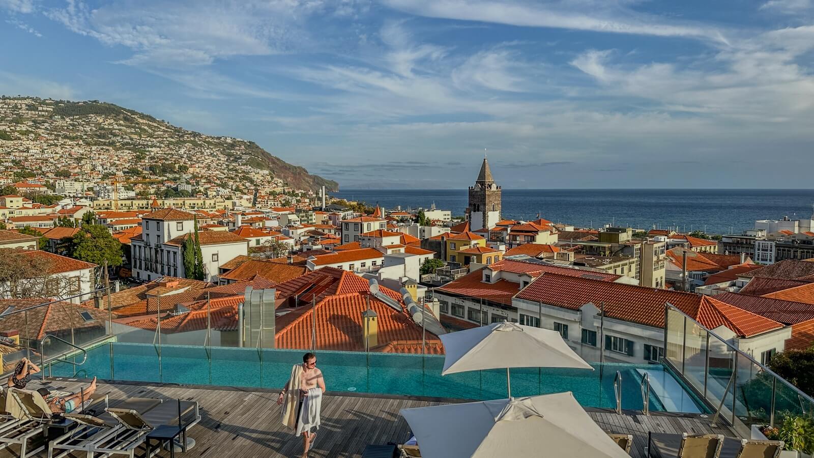 Los Verdaderos Sabores y Belleza Natural de las Islas de Madeira - Bebida de bienvenida en el bar con terraza en la azotea de Funchal
